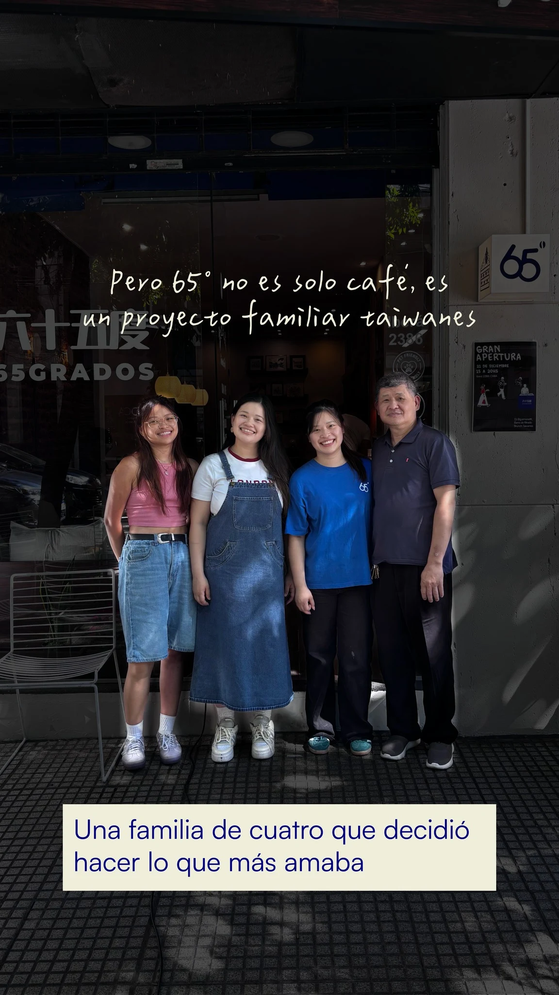 La familia de 65GRADOS frente al local
